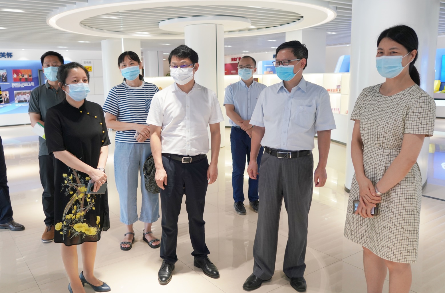昭通市工信局副局长张建华一行到广药集团新宝GG调研