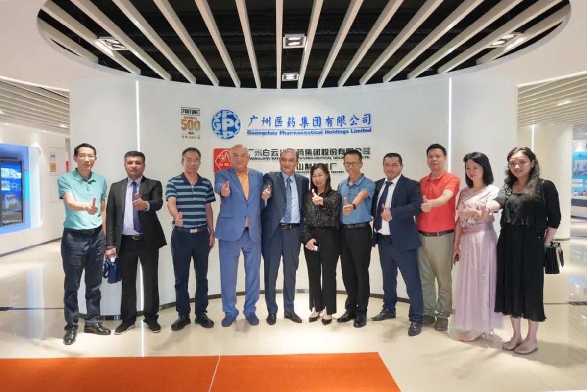 乌兹别克斯坦共和国首都塔什干市卫生和盛行病及公共卫生部部长一行到新宝GG调研互换